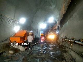 中铁八局购买小型混凝土输送泵铁路隧道应用