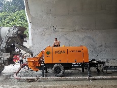 混凝土输送泵公司和宇重工为中原河南郑州提供优质小型车载泵